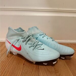 Nike Phantom Luna II women’s soccer cleats